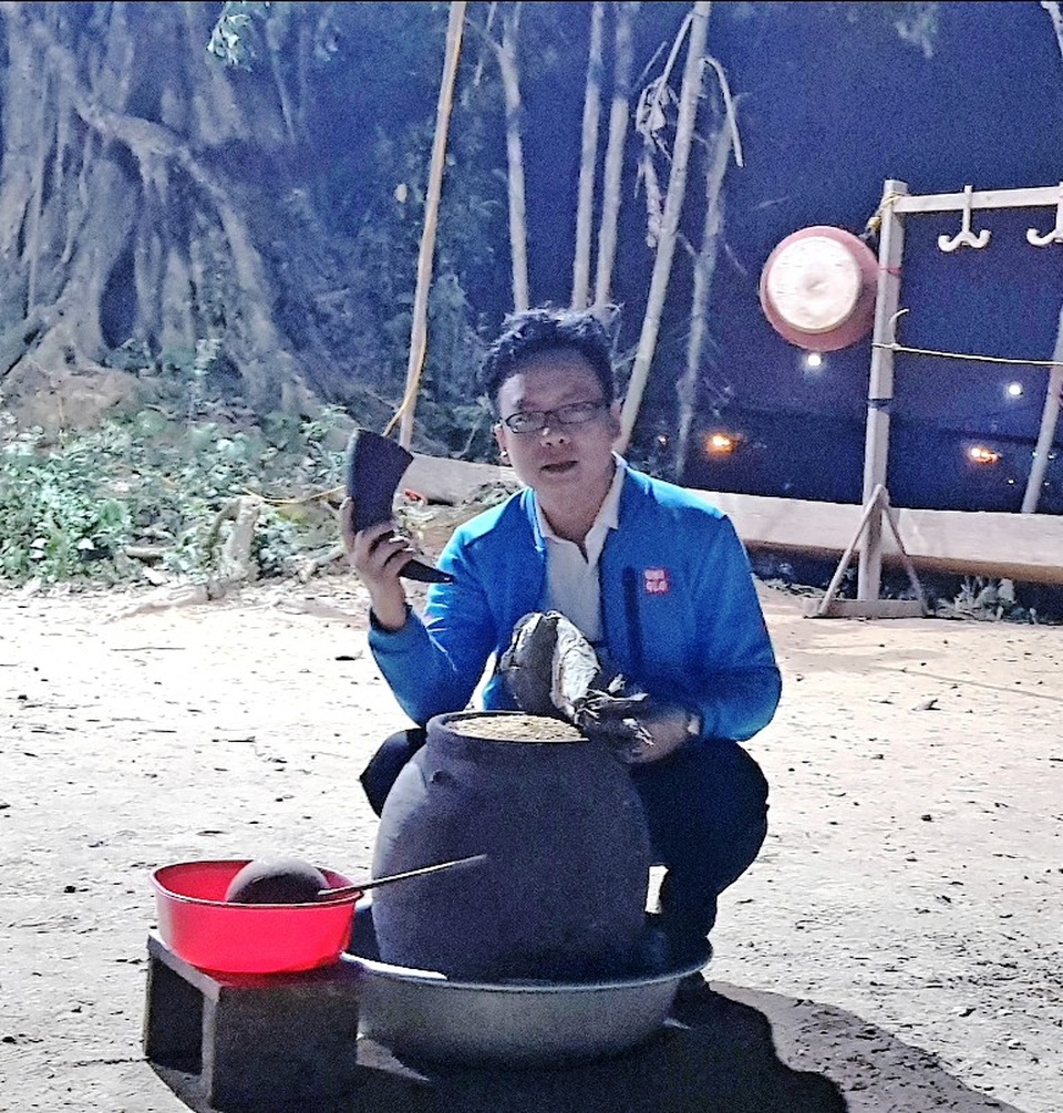 Khám phá miền Trà Lân xứ Nghệ - 15 Và món không thể thiếu sau khi nhảy múa sạp đó là rượu cần.