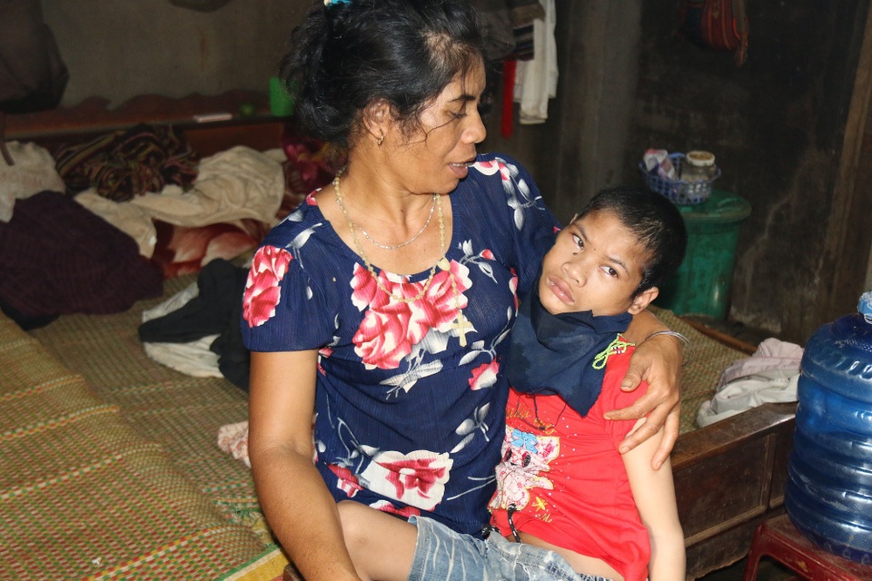 Người chồng đầu tiên bỏ đi tròn 20 năm, để lại chị và đứa con bại não