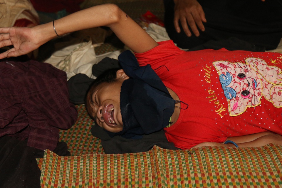 20 tuổi, cô gái nhỏ bằng đứa trẻ lên 7 hàng ngày bị bệnh tật hành hạ