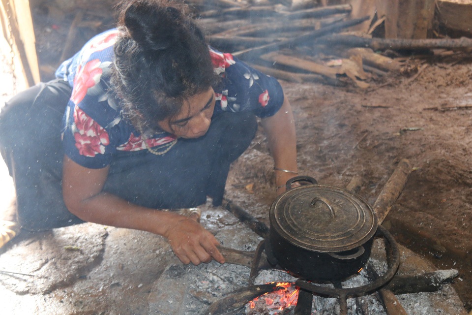 Không còn người đỡ đần, chị một mình chăm sóc hai đứa con