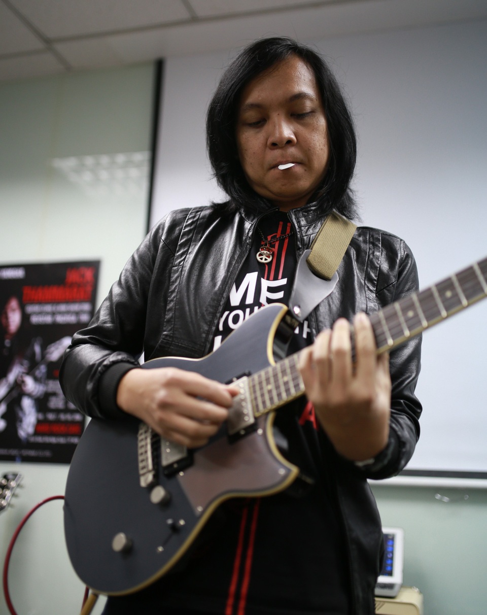 Nghệ sĩ guitar nổi tiếng Thái Lan Jack Thammarat biểu diễn tại Việt Nam - 4 Thammarat tự có một biệt tài là nắm bắt các bản nhạc rất nhanh nhờ đó có thể đáp ứng yêu cầu của ca sĩ, khán giả thực hiện một bản nhạc mới chỉ sau 1 tiếng.