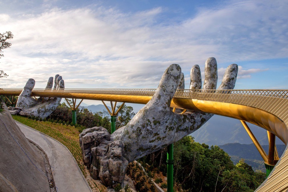 Đạo diễn Long Kan hé lộ sàn catwalk “lơ lửng giữa không trung” - 4 Cầu Vàng Bà Nà Hills đã vượt xa cầu treo Langkawi Sky.