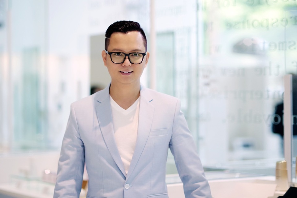Đạo diễn Long Kan hé lộ sàn catwalk “lơ lửng giữa không trung” - 1 Long Kan vốn là một đạo diễn cầu toàn, cẩn thận.