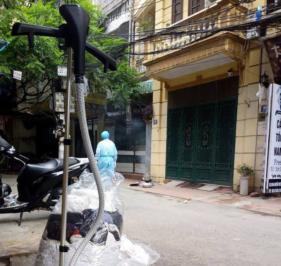 Người đàn ông tử vong trong ngôi nhà 3 tầng khi người thân đi vắng - 2 Lực lượng chức năng khám nghiệm hiện trường (Ảnh: CTV)