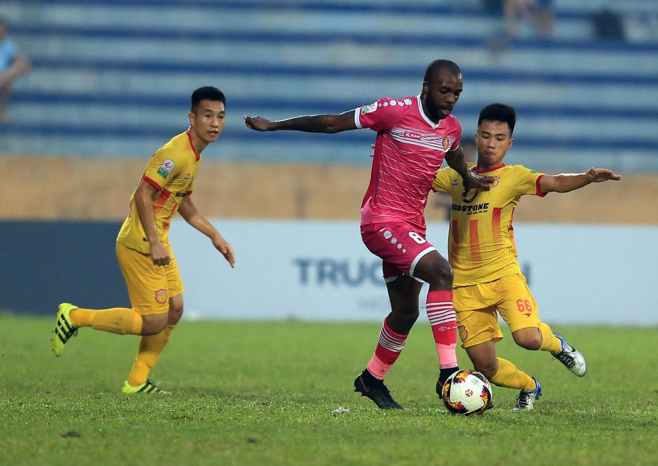 Thắng trận cuối lượt đi V-League, Nam Định vẫn đứng cuối bảng - 1
Nam Định (vàng) đã có được chiến thắng quan trọng - Ảnh: Gia Hưng