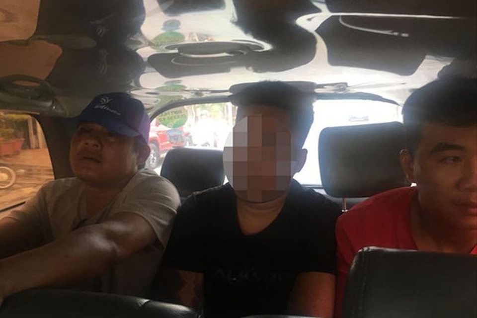 Vui buồn tình trên mạng: Nỗi đau tình ảo - 2
Hiệp sĩ bắt giữ đối tượng lừa phụ nữ quen qua mạng xã hội.