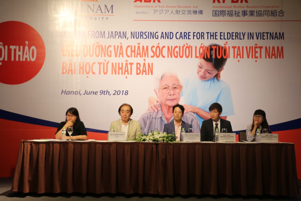 Giáo sư Nhật chia sẻ bài học kinh nghiệm đào tạo ngành điều dưỡng - 1 
Các diễn giả tại hội thảo