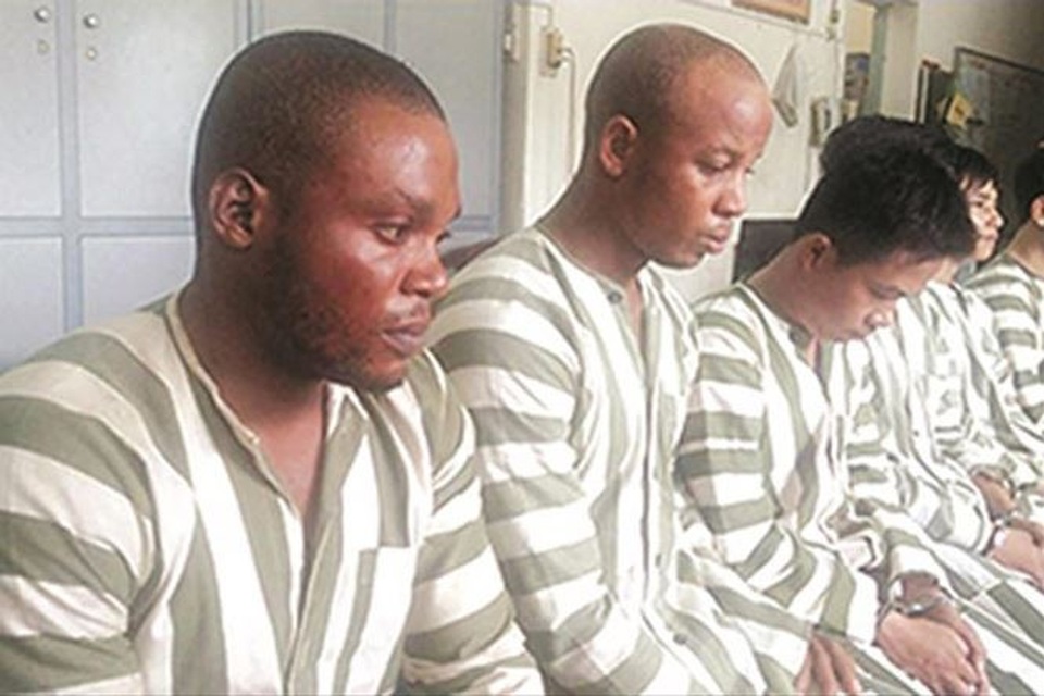 Vui buồn tình trên mạng: Nỗi đau tình ảo - 3 Nhóm 7 đối tượng lừa đảo tiền tỷ với phụ nữ quen qua mạng bị công an TPHCM bắt giữ.