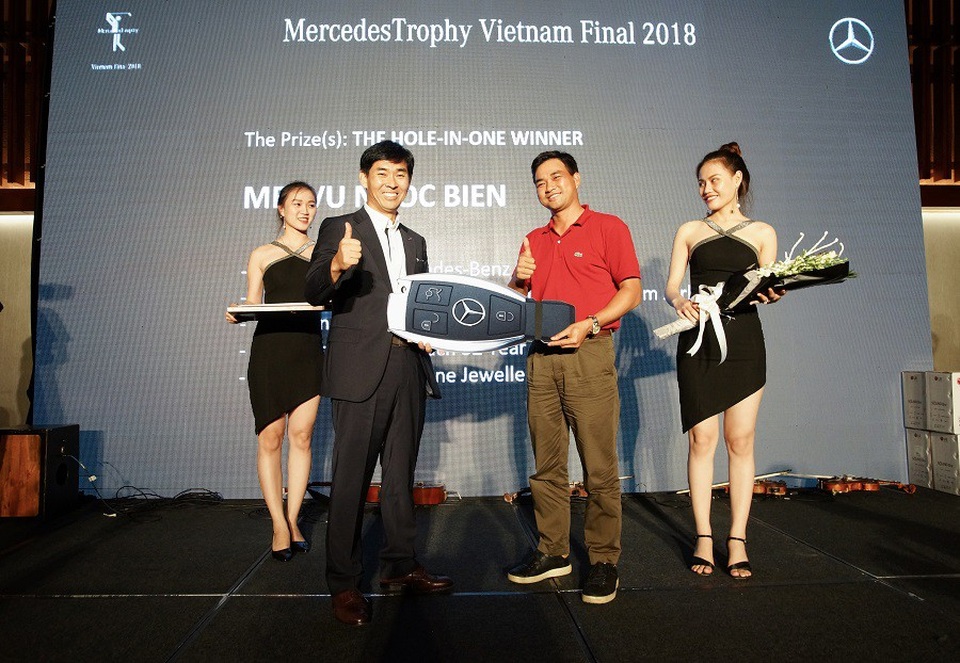 Chung kết Quốc gia MercedesTrophy Việt Nam 2018: Khẳng định tài năng gôn thủ Việt - 1 Anh Vũ Ngọc Biên trở thành chủ nhân sở hữu chiếc Mercedes-Benz C 300 AMG trị giá 1,949 tỉ Đồng.