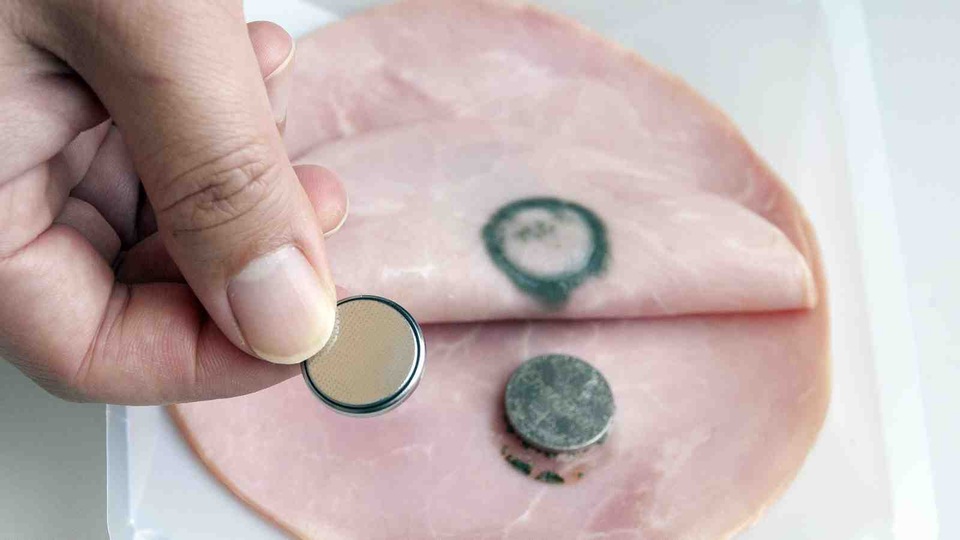 Cho trẻ uống gì khi nuốt phải pin? - 1 Cho trẻ uống gì khi nuốt phải pin? - 1