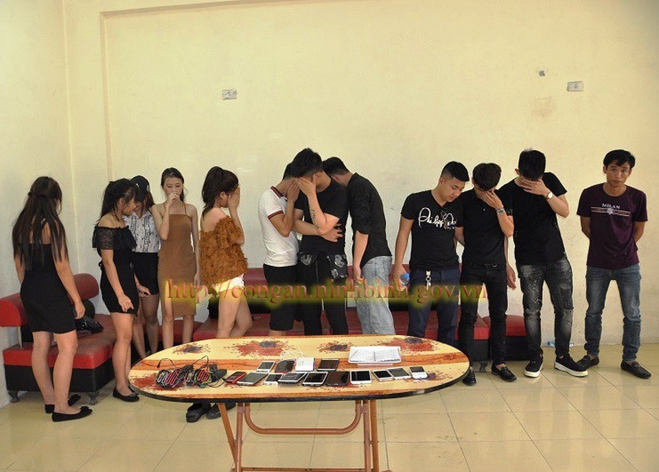 Đột kích quán karaoke, phát hiện 9 thanh niên sử dụng ma túy - 1 Các đối tượng sử dụng ma túy trái phép trong quán karaoke bị công an phát hiện bắt giữ.