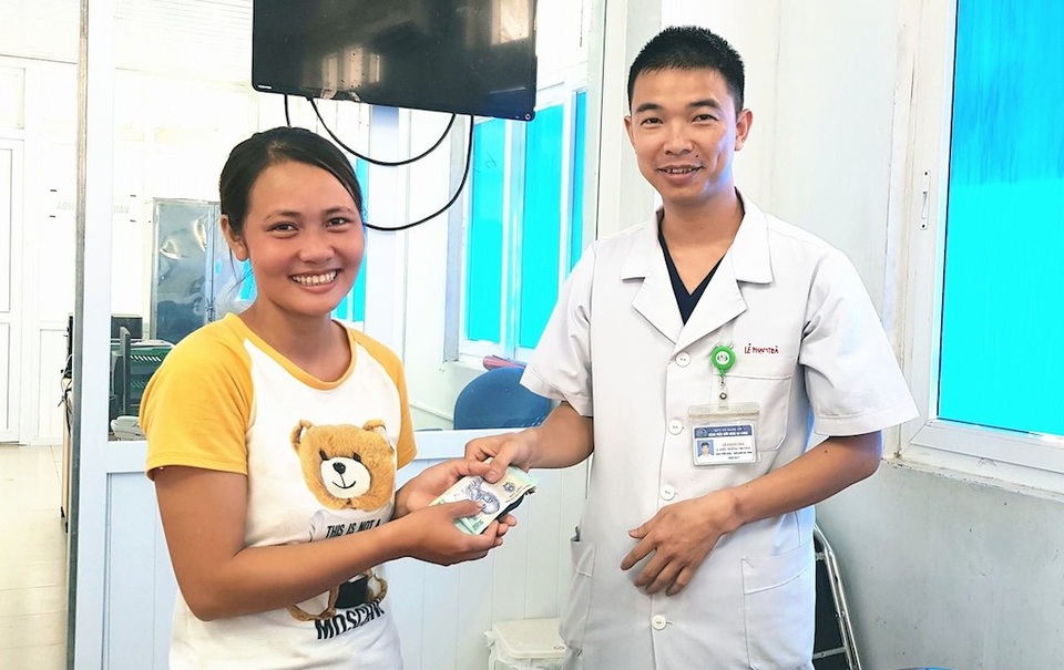 Bác sĩ trả lại gần 8 triệu đồng đánh rơi cho người nhà bệnh nhân - 1 Bác sĩ bệnh viện hữu nghị đa khoa Nghệ An trao lại số tiền cho người thân gia đình anh Giang bị đánh mất.