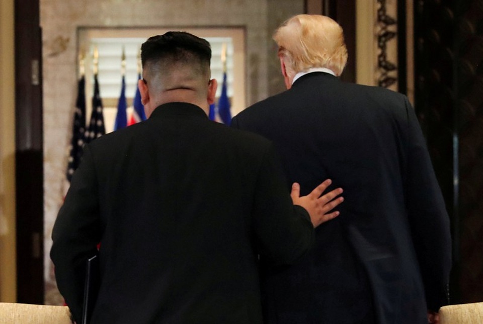 Những khoảnh khắc "kỳ quặc" tại thượng đỉnh Mỹ - Triều - 1
Ông Kim Jong-un đặt tay lên lưng ông Donald Trump sau khi hai nhà lãnh đạo ký thỏa thuận chung ngày 12/6 (Ảnh: Reuters)