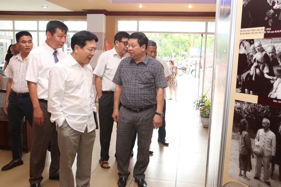Cuộc hội ngộ của 3 nghệ sĩ đóng vai Bác Hồ thành công nhất - 1 Các đại biểu tham dự hoạt động trưng bày hình ảnh Chủ tịch Hồ Chí Minh trong các tác phẩm điện ảnh.
