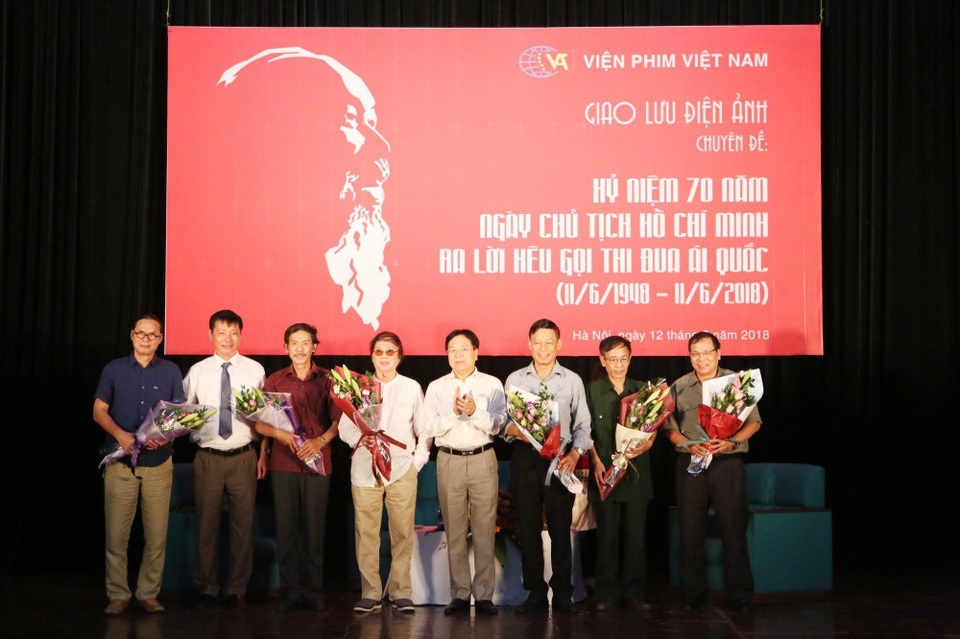 Cuộc hội ngộ của 3 nghệ sĩ đóng vai Bác Hồ thành công nhất - 3 Thứ trưởng Vương Duy Biên tặng hoa cho các nghệ sĩ tham gia giao lưu.