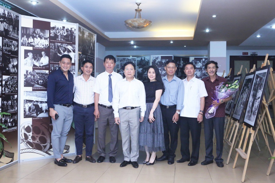 Cuộc hội ngộ của 3 nghệ sĩ đóng vai Bác Hồ thành công nhất - 2 Ông Vương Duy Biên, Thứ trưởng Bộ Văn hoá, Thể thao và Du lịch và ông ông Vũ Nguyên Hùng - Quyền Viện trưởng Viện Phim Việt Nam cùng ban lãnh đạo Viện tham dự hoạt động trưng bày.