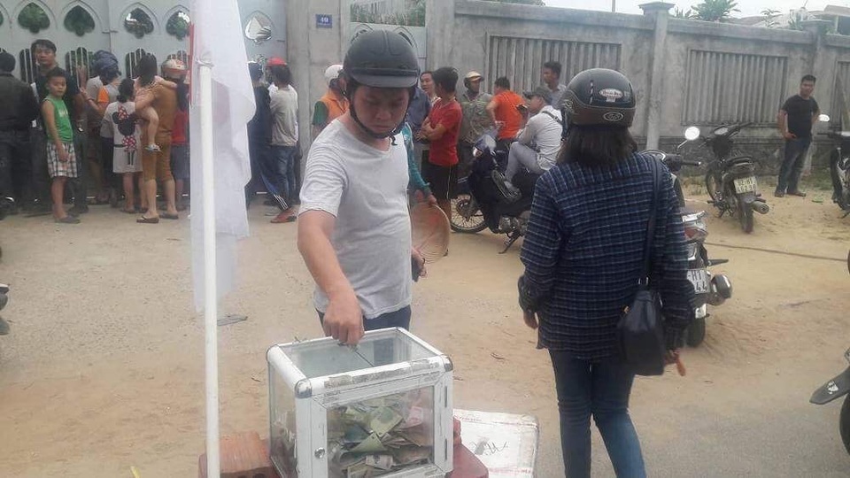 Rơi từ tầng 7, nam thanh niên tử vong tại chỗ - 2 Người dân ủng hộ nạn nhân xấu số