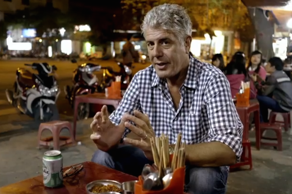 
Anthony Bourdain dành nhiều tình cảm cho dải đất hình chữ S. Ông hết lời khen các món ăn đường phố Việt Nam và nói, một khi đã yêu đất nước này thì sẽ yêu mãi mãi.
