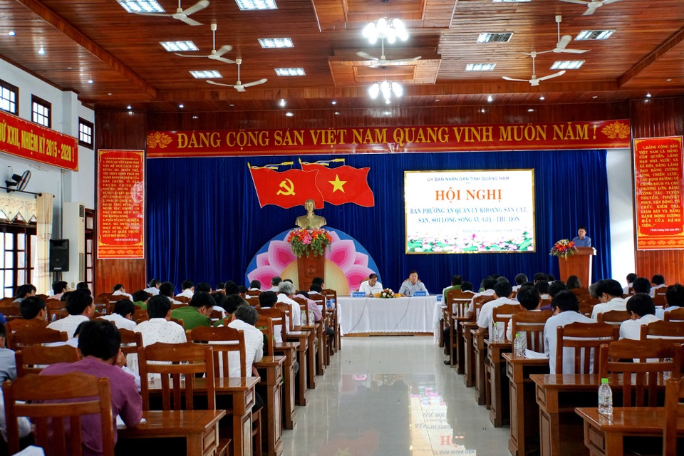 Quảng Nam siết chặt hoạt động khai thác cát, sỏi - 1 Tỉnh Quảng Nam tổ chức cuộc họp để đánh giá tình trạng khai thác cát, sỏi trên sông Vu Gia – Thu Bồn