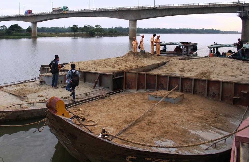 Quảng Nam siết chặt hoạt động khai thác cát, sỏi - 2 Lực lượng chức năng Quảng Nam bắt giữ và xử lý các ghe hút trộm cát trên sông