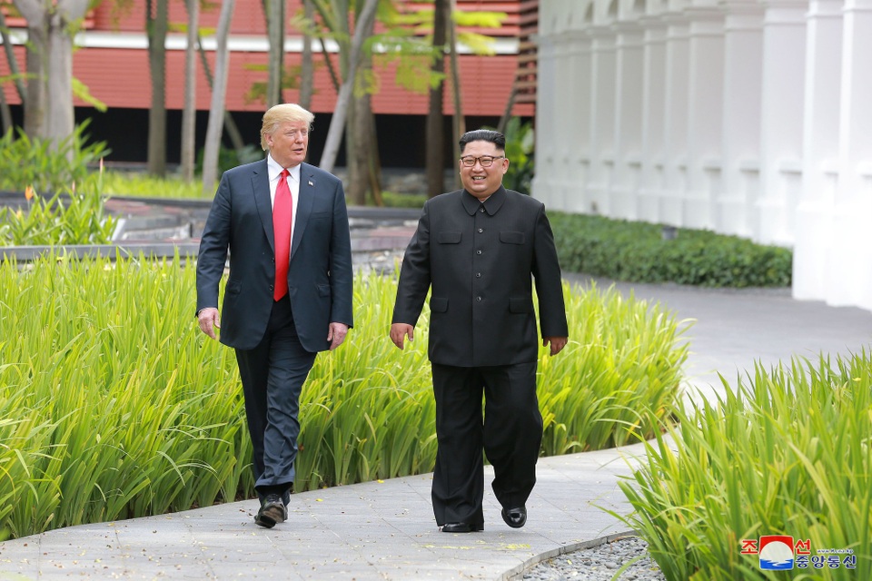 Triều Tiên lần đầu công bố video về thượng đỉnh Trump - Kim - 1
Lãnh đạo Mỹ, Triều gặp nhau tại Singapore ngày 12/6 (Ảnh: Reuters)