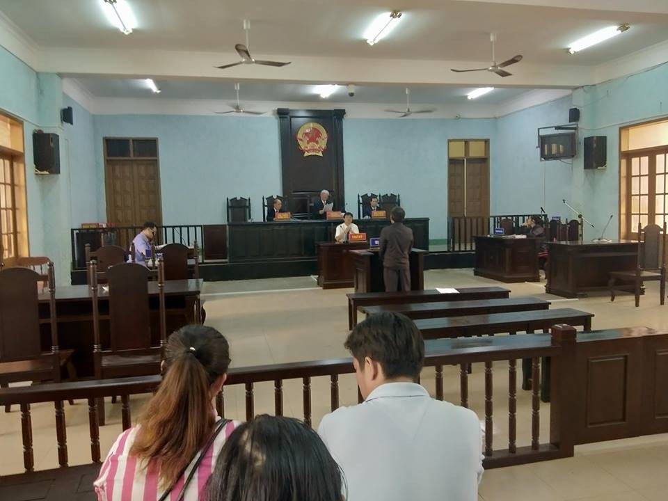 Giám đốc nhắn tin “vu khống” lãnh đạo Sở, lãnh 12 tháng tù giam - 2
Hơn 11h, HĐXX đã mời người dân vào nghe tuyên phạt bị cáo