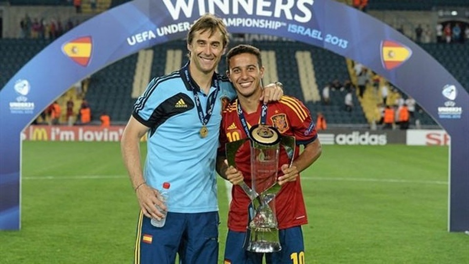 Con đường đến ghế HLV trưởng Real Madrid của Lopetegui - 1
HLV Lopetegui từng dẫn dắt lứa cầu thủ của Thiago vô địch U21 châu Âu năm 2013