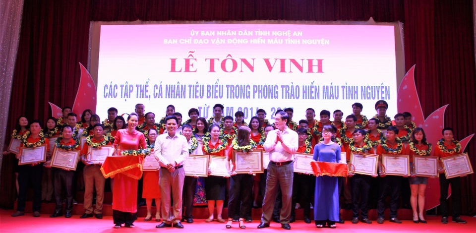 Nhiều địa phương tôn vinh những người hiến máu - 2 Ông Lê Minh Thông - Phó chủ tịch UBND tỉnh Nghệ An - Trưởng ban chỉ đạo vận động HMTN - tặng bằng khen, giấy khen và chụp hình lưu niệm với những cá nhân, tập thể có thành tích xuất sắc.