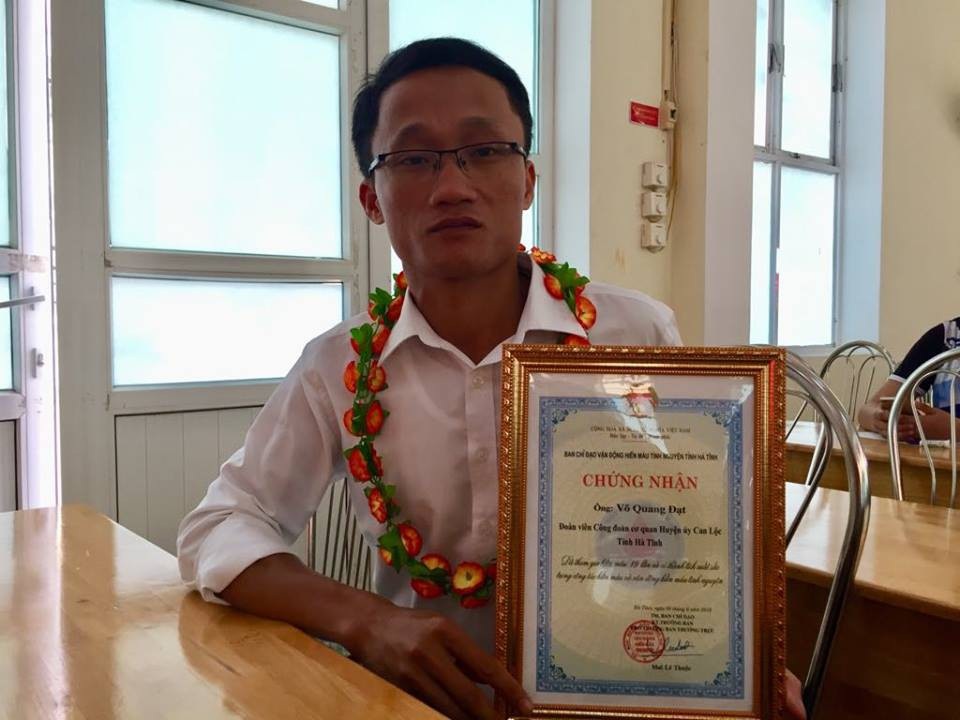 “Chừng nào còn sức khỏe thì tôi sẽ còn hiến máu cứu người” - 2 Anh Đạt là một trong 20 cá nhân được Ban chỉ đạo vận động hiến máu tình nguyện tỉnh Hà Tĩnh tôn vinh người hiến máu tiêu biểu năm 2018