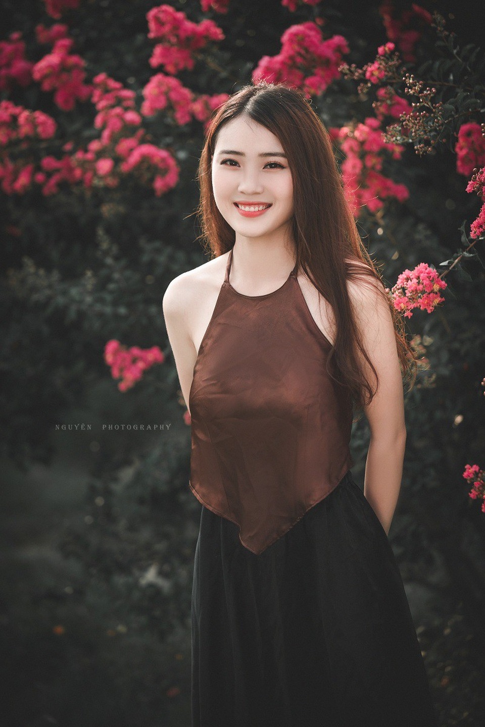 “Mặc áo yếm đâu phải cứ hở bạo mới là đẹp” - 7 Thanh Phương cho rằng việc các bạn trẻ mạnh dạn cởi dây yếm để chụp ảnh sen cũng chỉ vì mong muốn có được bức hình đẹp, tuy nhiên cần cẩn trọng vì ranh giới giữa nghệ thuật và dung tục khá mong manh.