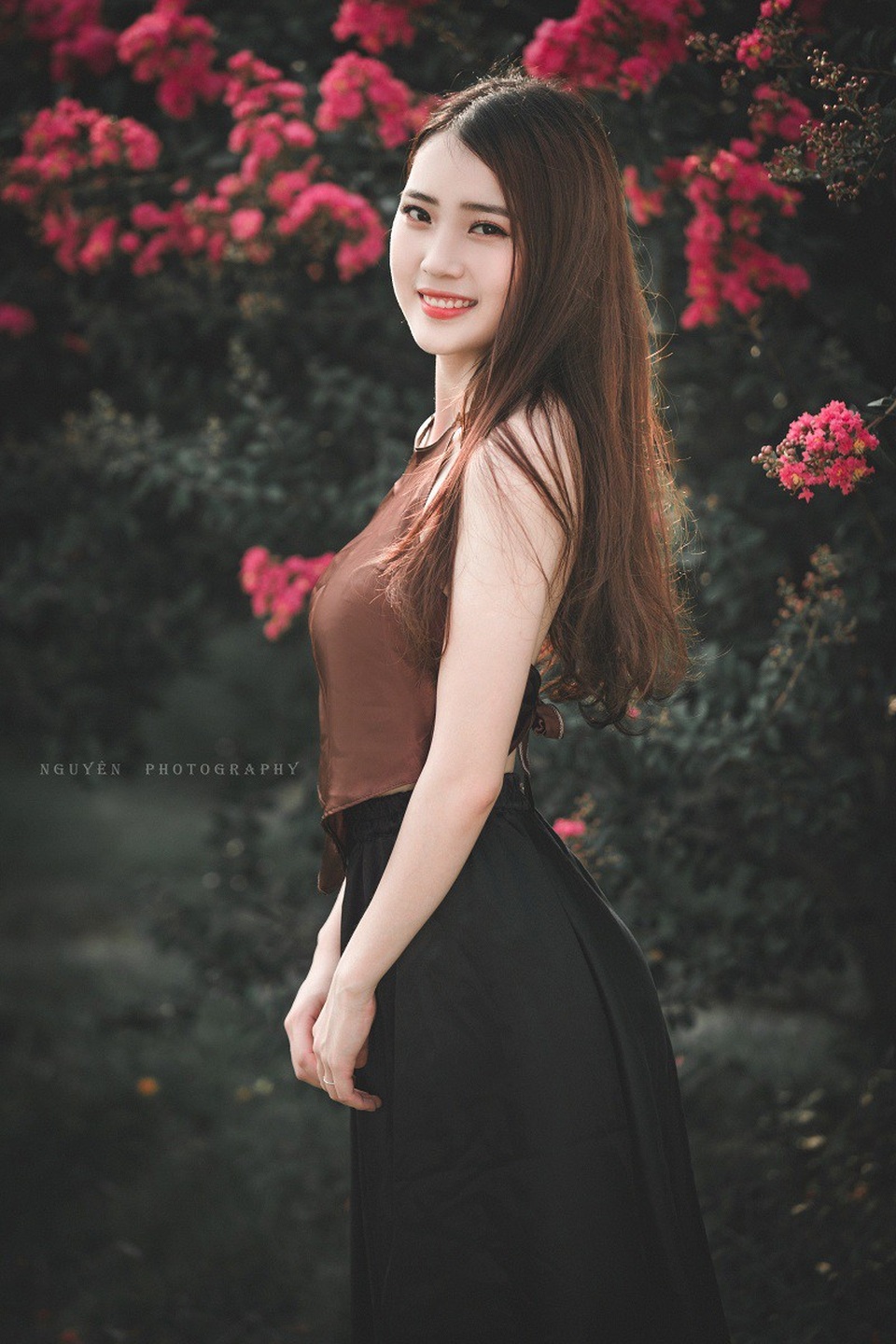 “Mặc áo yếm đâu phải cứ hở bạo mới là đẹp” - 6 “Qua bộ ảnh em muốn lưu lại tuổi thanh xuân, áo yếm không nhất thiết phải hở mới đẹp, bản chất áo yếm đã thể hiện được sự nhẹ nhàng, mảnh mai của người con gái rồi”, Phương nói.