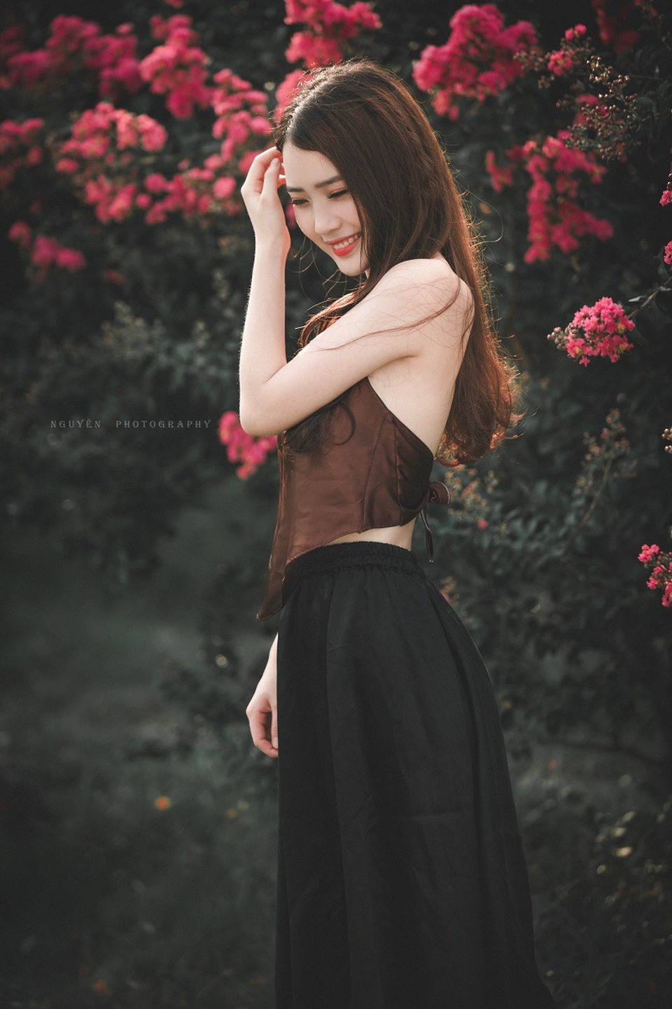 “Mặc áo yếm đâu phải cứ hở bạo mới là đẹp” - 5 Trong khi nhiều bạn trẻ lựa chọn yếm để chụp sen, với nhiều kiểu tạo dáng táo bạo thì Phương cũng chọn yếm nhưng chọn chụp cùng hoa tường vi, trên tay cầm bông sen.