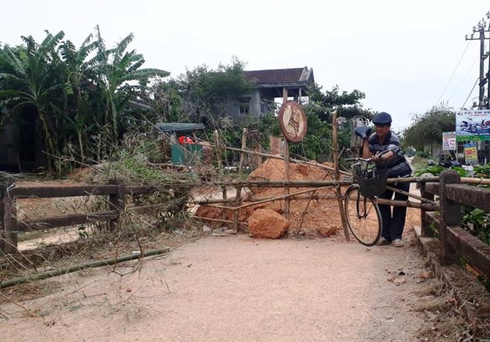 Quảng Trị: Cầu bê tông bị gãy, người dân “nín thở” đi trên cầu tạm! - 1 Một số người dân liều mình leo qua hàng rào để lên cầu