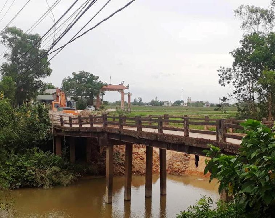 Quảng Trị: Cầu bê tông bị gãy, người dân “nín thở” đi trên cầu tạm! - 2 Cây cầu đã bị xuống cấp trầm trọng