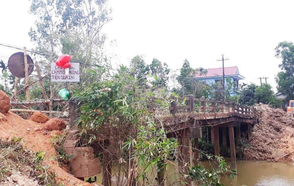 Quảng Trị: Cầu bê tông bị gãy, người dân “nín thở” đi trên cầu tạm! - 3 Đơn vị thi công đang san lấp mặt bằng xây dựng