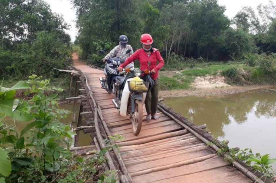 Quảng Trị: Cầu bê tông bị gãy, người dân “nín thở” đi trên cầu tạm! - 9 Cây cầu gỗ tạm không chịu đựng nổi nhiều phương tiện đi qua