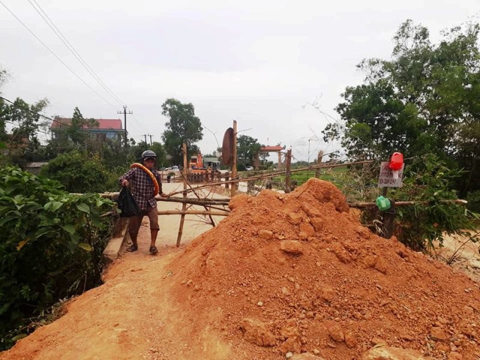 Quảng Trị: Cầu bê tông bị gãy, người dân “nín thở” đi trên cầu tạm! - 6 Đơn vị thi công đổ đất ngăn người dân qua cầu