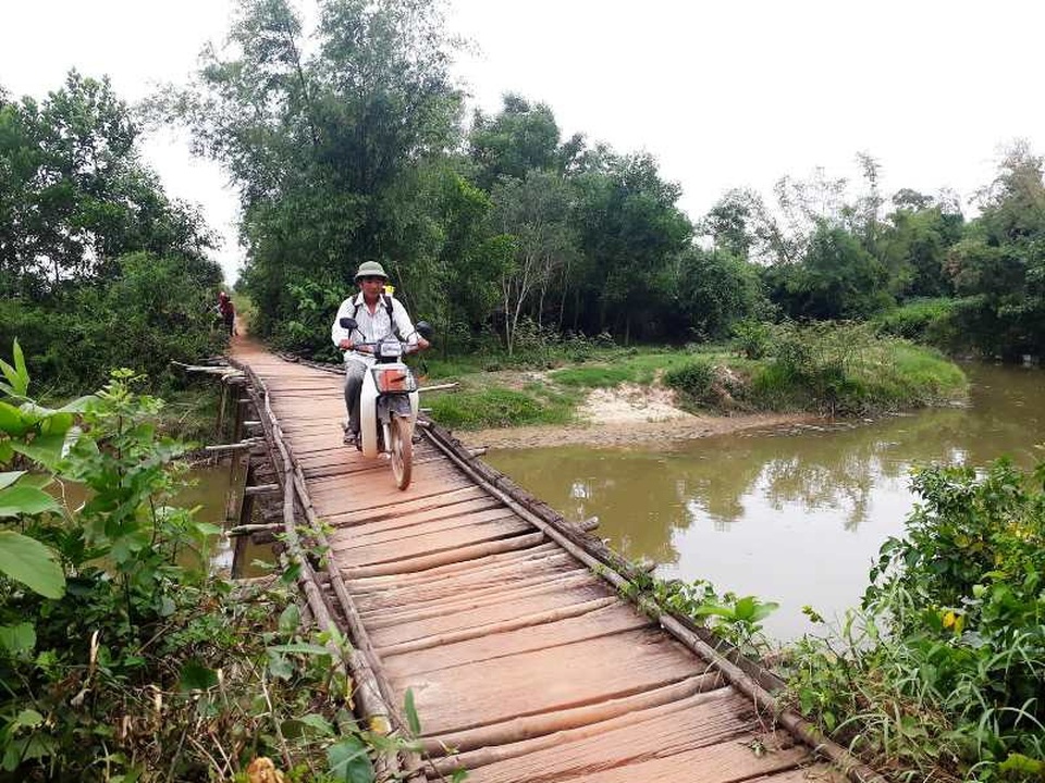 Quảng Trị: Cầu bê tông bị gãy, người dân “nín thở” đi trên cầu tạm! - 4 Người dân nín thở đi qua cầu tạm, cách xa gần chục cây số