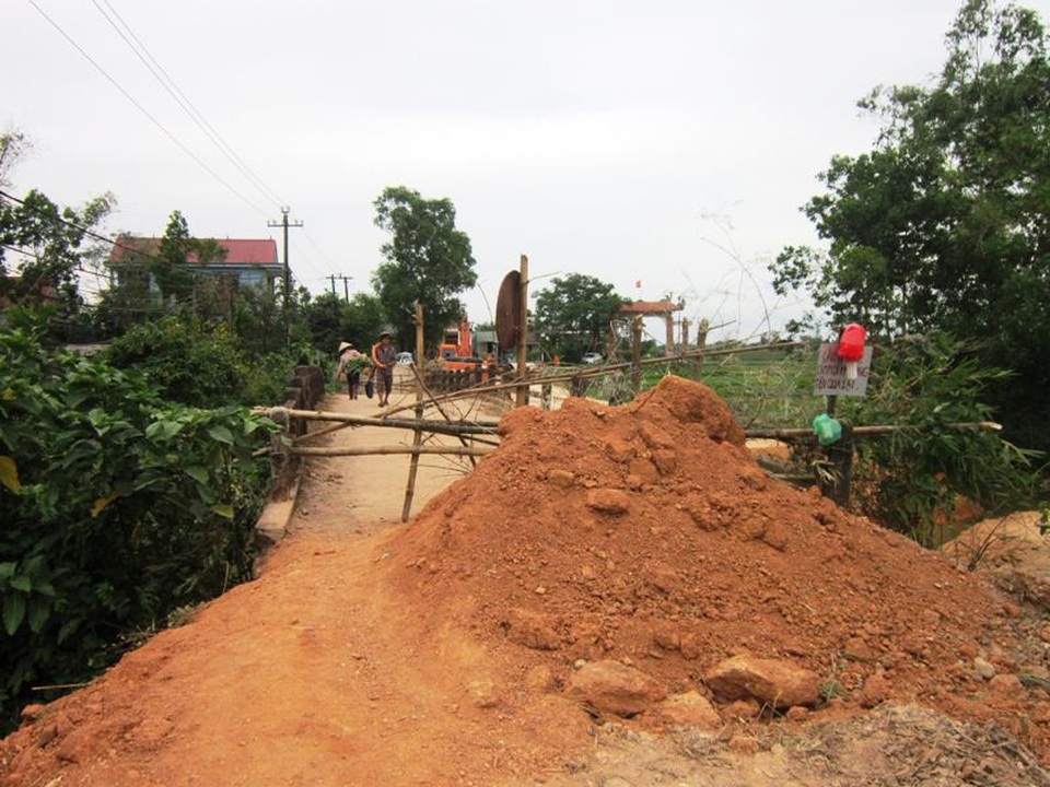 Quảng Trị: Cầu bê tông bị gãy, người dân “nín thở” đi trên cầu tạm! - 8 Dự kiến 3 ngày nữa đơn vị thi công mới gắn cầu tạm bên cạnh để người dân qua lại