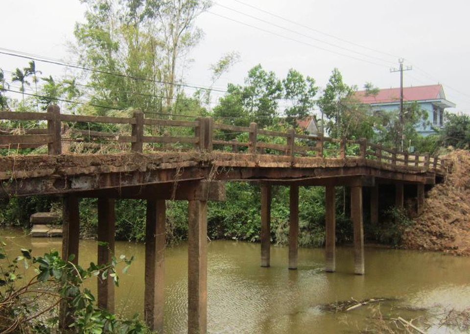 Quảng Trị: Cầu bê tông bị gãy, người dân “nín thở” đi trên cầu tạm! - 5 Cây cầu nằm trên tuyến giao thông huyết mạch liên xã