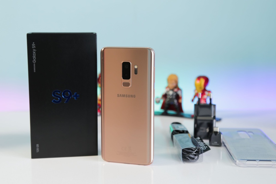 Sau các phiên bản xanh san hô, tím tử đinh hương, Samsung tiếp tục tung ra phiên bản vàng hoàng kim tại Việt Nam. Đây là phiên bản được đánh giá đẹp nhất và phù hợp đại đa số người dùng.