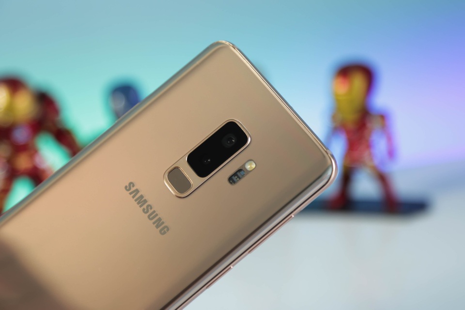 Mặt sau với điểm nhấn hệ thống camera kép mới tích hợp tính năng chống rung quang học OIS ở 2 camera. Trong đó một ống kính kính góc rộng cảm biến Dual Pixel 12 MP lấy nét tự động siêu tốc. Đặc biệt Galaxy S9+ là sản phẩm đầu tiên đánh dấu sở hữu tính năng khẩu độ kép F1.5/F2.4, giúp người dùng linh hoạt hơn ở môi trường thiếu sáng hoặc sáng rực để đảm bảo các bức ảnh không bị nhòa hay nhiễu hạt.