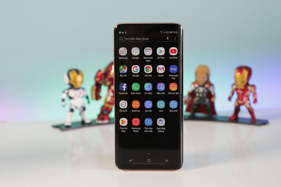 Về cấu hình, phiên bản bán tại Việt Nam sẽ trang bị vi xử lý Exynos 9810 trên chu trình 10nm, 6 GB RAM và bộ nhớ trong 128 GB và dùng nguồn pin dung lượng 3.500 mAh, tích hợp sạc nhanh và sạc không dây.