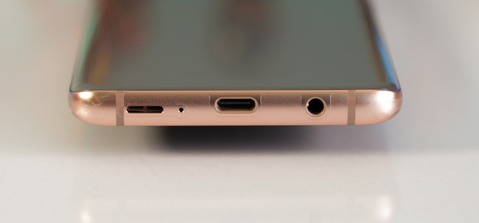 Cạnh dưới tương tự các phiên bản màu sắc khác gồm cổng 3.5 mm, sạc USB Type C, microphone và loa ngoài.