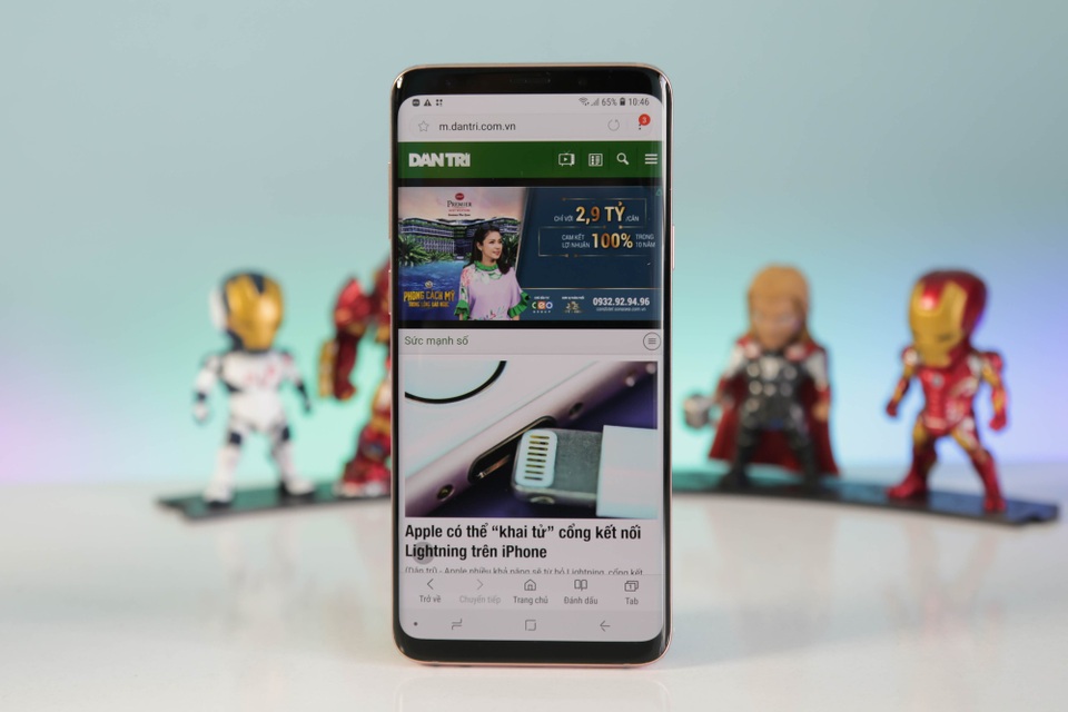 Mặt trước, máy trang bị màn hình 6,2 inch sử dụng công nghệ Super AMOLED với độ phân giải 2K tỷ lệ 18,5:9 (2960x1440), tỉ lệ 18.5:9 và mật độ điểm ảnh 570ppi.