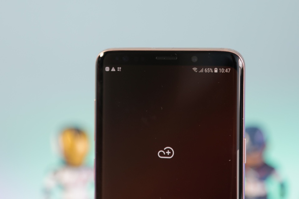 Phía trên là sự góp mặt của cảm biến mống mắt và camera selfie 8 MP lấy nét tự động với khẩu độ F1.7.