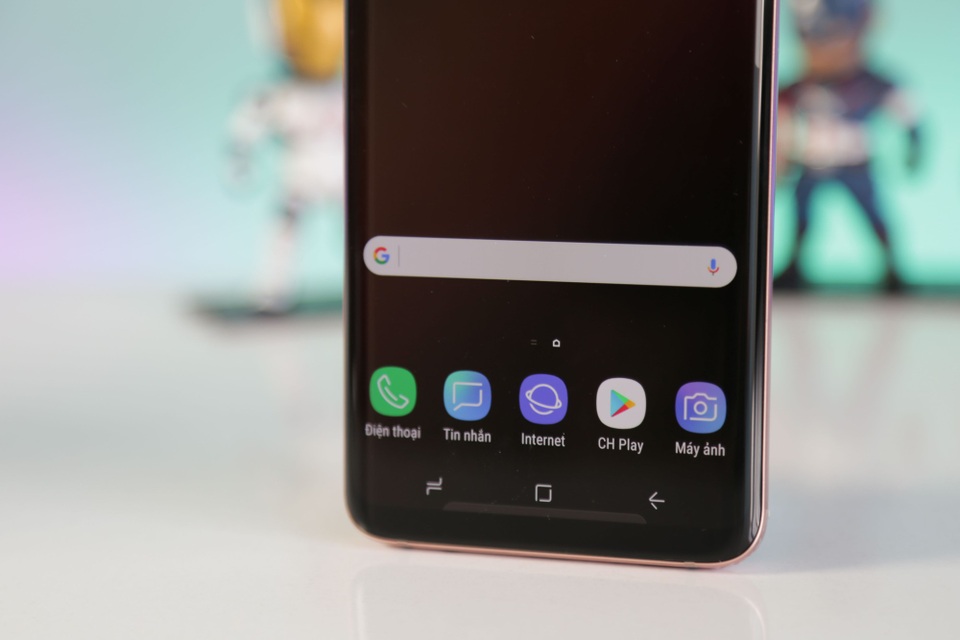 Phía dưới máy, 3 phím điều hướng được dời vào bên trong màn hình và có thể ẩn đi với thao tác nhấn 2 lần liên tiếp vào thanh công cụ này.