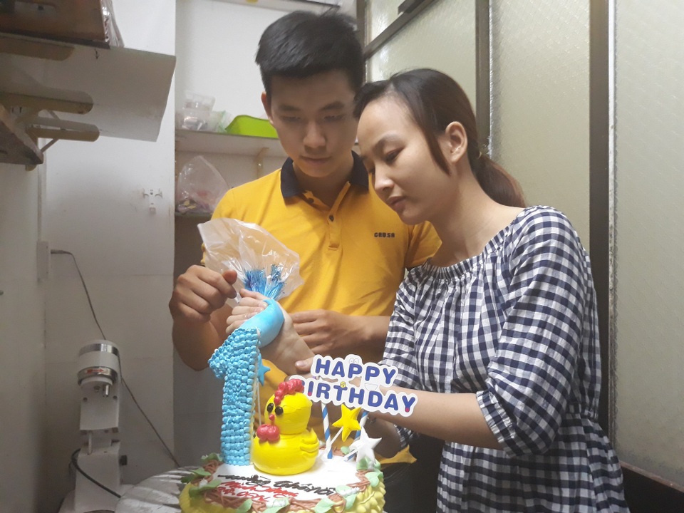 Quảng Ngãi: Lời yêu không âm sắc của đôi vợ chồng khuyết tật - 2 Vợ chồng Tâm và Phương hiện là chủ tiệm bánh nhỏ