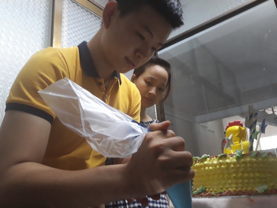 Quảng Ngãi: Lời yêu không âm sắc của đôi vợ chồng khuyết tật - 4 Đôi bàn tay giúp Tâm và Phương viết tiếp ước mơ