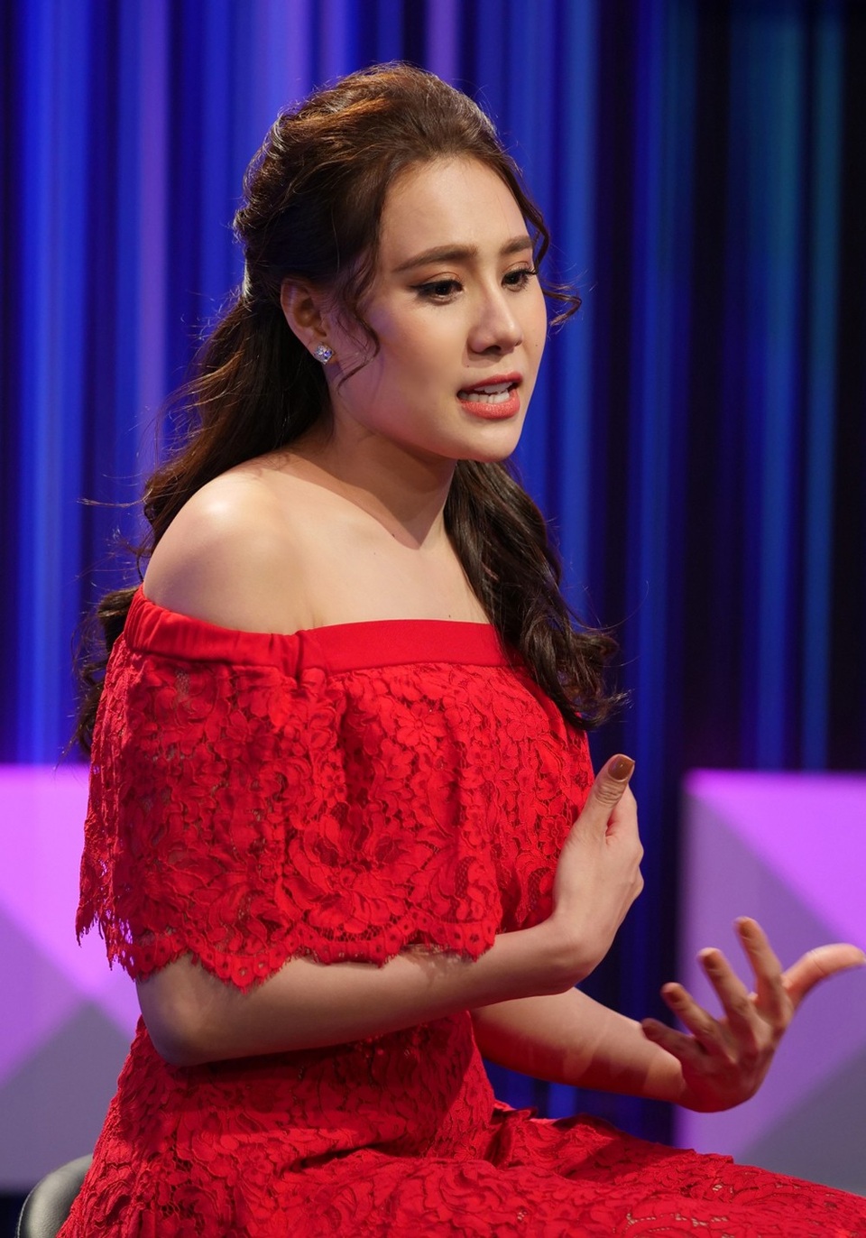 Hồ Bích Trâm: “Hầu hết đàn ông trong showbiz không đáng tin” - 2 Khi nhắc lại chuyện quá khứ, nữ diễn viên gốc Quãng Ngãi còn tự cho mình là ngốc nghếch khi đặt niềm tin quá lớn vào người yêu. Bài học từ cuộc tình đổ vỡ này khiến cô tổn thương rất nhiều khi nhận ra sự thật và đối diện với nó.